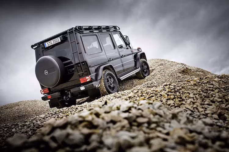 Nếu đặt thêm gói tùy chọn Professional Off-Road Package, chiếc xe còn có thêm cản trước và sau bằng thép với tời điện, móc kéo phía sau xe, giá để đồ trên nóc xe kèm thang leo phía sau, sẵn sàng cùng chủ nhân "đi trốn" dài ngày qua các quốc gia khác nhau trên Thế giới.