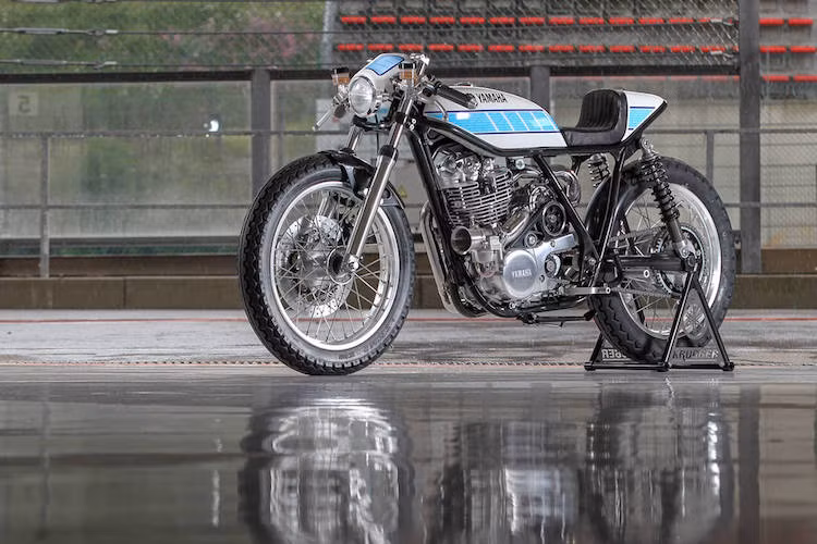 Kiểu dáng của chiếc SR400 đã được Krugger rút gọn hơn nữa nhờ có bình xăng kéo dài hơn về phía sau và giảm bề rộng. Anh cũng chỉnh sửa lại bộ khung bằng cách mài nhẵn tất cả các mối hàn và tạo cho chiếc xe phần khung phụ phía sau hoàn toàn mới.