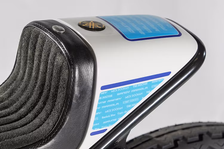 Toàn bộ các hệ thống điện của chiếc xe đã được Krugger khéo léo giấu trong "gò" phía sau đuôi xe kiểu cafe racer. Sau khi hoàn thiện các chi tiết, anh đã sơn lại toàn bộ chiếc xe trong màu trắng với các họa tiết màu xanh mang phong cách tem đấu Speed Block đặc trưng của Yamaha. Đặc biệt, trên những sọc kẻ là tên tuổi của các tay đua nổi tiếng Thế giới mà ông Bernard đã từng cộng tác cùng.