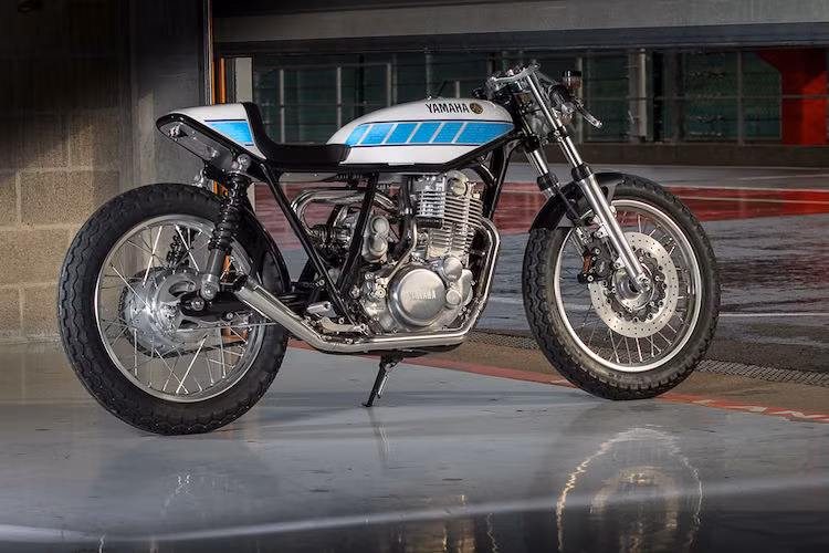 Khối động cơ 1 xi-lanh SOHC nguyên bản của SR400 đã được tăng công suất lên khá nhiều, do Krugger đã trang bị cho chiếc xe một bộ siêu nạp Aisin 300 nằm ở bên trái thân. Bộ siêu nạp này có nguồn gốc từ một số mẫu xe ôtô cỡ nhỏ của Subaru dành tiêng cho thị trường Nhật.