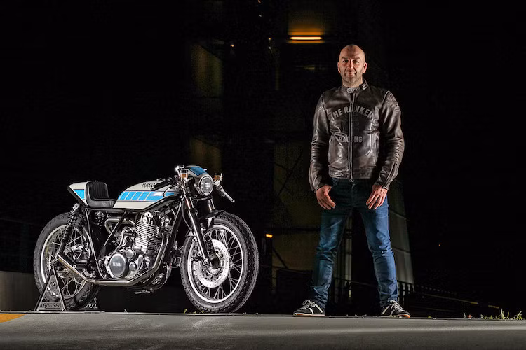 Ra mắt từ năm 1978, với tiêu chuẩn khí thải ở châu Âu đang ngày càng khắt khe, nhiều khả năng Yamaha SR400 sẽ bị "khai tử" trong thời gian tới. Tuy nhiên, dòng xe này vẫn rất được các tay độ ưa chuộng, trong đó có Fred ‘Krugger’ Bertrand - nhà độ xe 2 lần vô địch cuộc thi độ xe cấp Thế giới AMD World Championship. Khi được Yamaha châu Âu "nhờ" độ một chiếc xe, Fred đã nhanh chóng lựa chọn chiếc SR400.