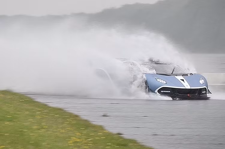 Là một mẫu siêu xe đua thể thao, Arrinera Hussarya GT có hệ thống treo đặc biệt do Ohlins thiết kế. Nhờ cấu trúc khung không gian bằng thép ống và bộ vỏ bằng sợi carbon, chiếc xe chỉ nặng đúng 1250 kg. Arrinera sẽ chỉ sản xuất khoảng 3 hay 4 chiếc Hussarya GT để tham gia vào các chặng đua GT4 trong năm nay.