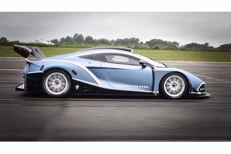 Dựa trên chiếc Hussarya, Hussarya GT đã thay đổi hàng loạt chi tiết ngoại thất trên xe để có thể đáp ứng được các tiêu chuẩn do Liên đoàn đua xe Quốc tế FIA đặt ra cho thể thức đua GT4.