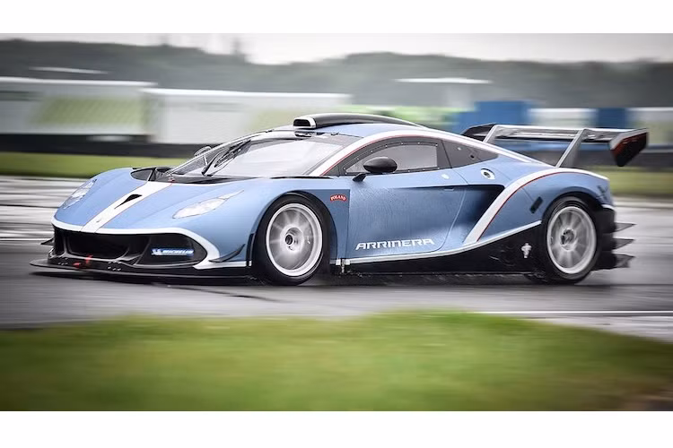 Arrinera là một hãng siêu xe Ba Lan mới thành lập từ năm 2008. Tuy nhiên tới năm nay, mẫu siêu xe đầu tiên do hãng sản xuất là Hussarya mới có mặt trên thị trường. Arrinera Hussarya GT là phiên bản xe đua của Hussarya.