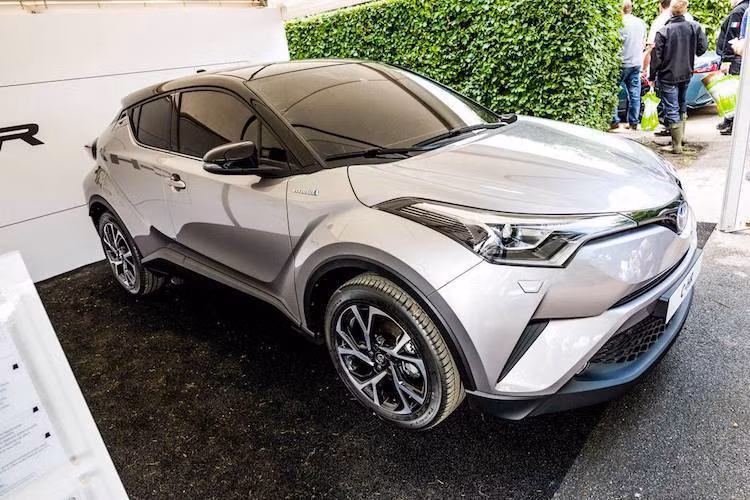 Từng xuất hiện lần đầu dưới dạng xe ý tưởng cách đây 2 năm, Toyota C-HR mới của Toyota được tạo ra nhằm cạnh tranh với các đối thủ như Nissan Juke, Mazda CX-3, Honda HR-V hay Chevrolet Trax trong phân khúc crossover cỡ nhỏ đang rất sôi động.