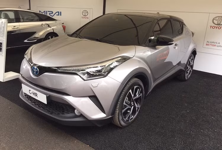 Dù đã được ra mắt từ triển lãm Geneva hồi tháng 3/2015 nhưng phải tới 14/12/2016, Toyota CH-R mới được chính thức bán ra tại thị trường Nhật Bản. Sau đó, chiếc xe mới được đưa tới các thị trường khác trong năm 2017.