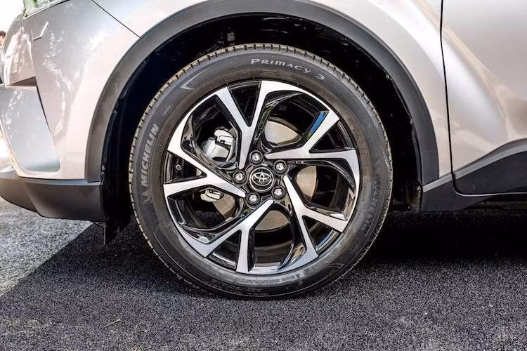 Phiên bản hybrid sẽ gồm có một động cơ xăng 1.8l 4 xi-lanh với công suất 96,5 mã lực, mô-men xoắn 142 Nm kết hợp cùng một mô-tơ điện mạnh 71,05 mã lực/163 Nm. Như vậy, phiên bản này có tổng công suất 167 mã lực và mô-men xoắn cực đại lên tới 305 Nm.