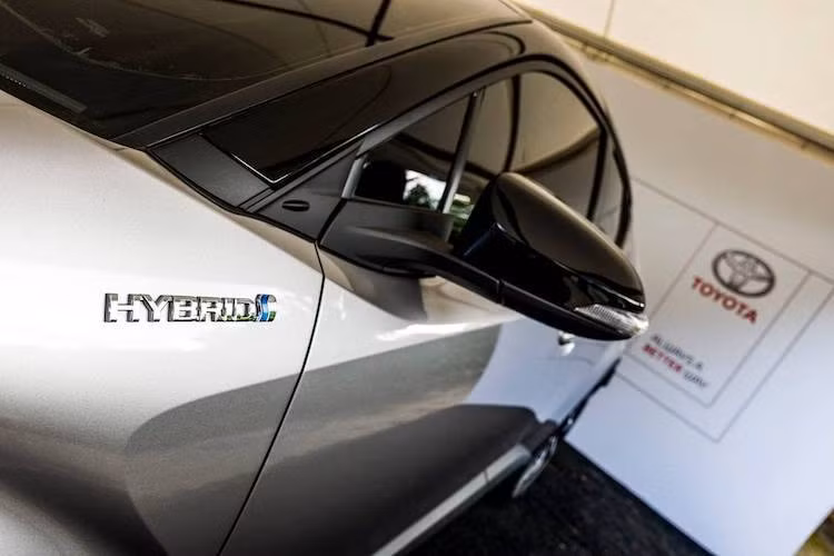 Toyota C-HR sẽ được bán với 3 phiên bản, trong đó có 2 bản chạy xăng bình thường và 1 bản có thêm động cơ điện (hybrid). Trong đó, phiên bản chạy xăng của chiếc xe sẽ được trang bị động cơ 4 xi-lanh tăng áp 1.2l hoàn toàn mới với mã hiệu 8NR-FTS, sản sinh công suất 114 mã lực và mô-men xoắn 185 Nm.