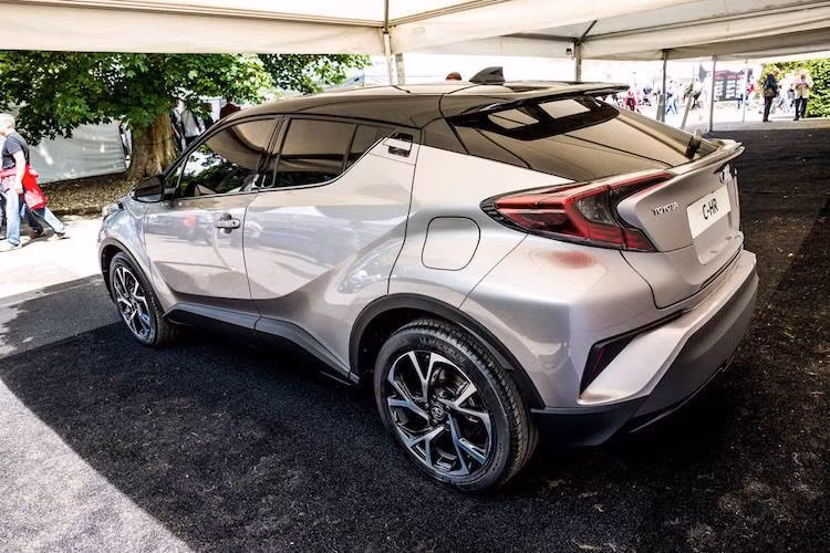C-HR sẽ sử dụng nền tảng khung sàn toàn cầu mới nhất của Toyota với tên gọi TNGA (Toyota New Global Architecture). Như vậy, nó là mẫu xe thứ 2 sử dụng nền tảng này, sau mẫu xe xanh Toyota Prius thế hệ mới.