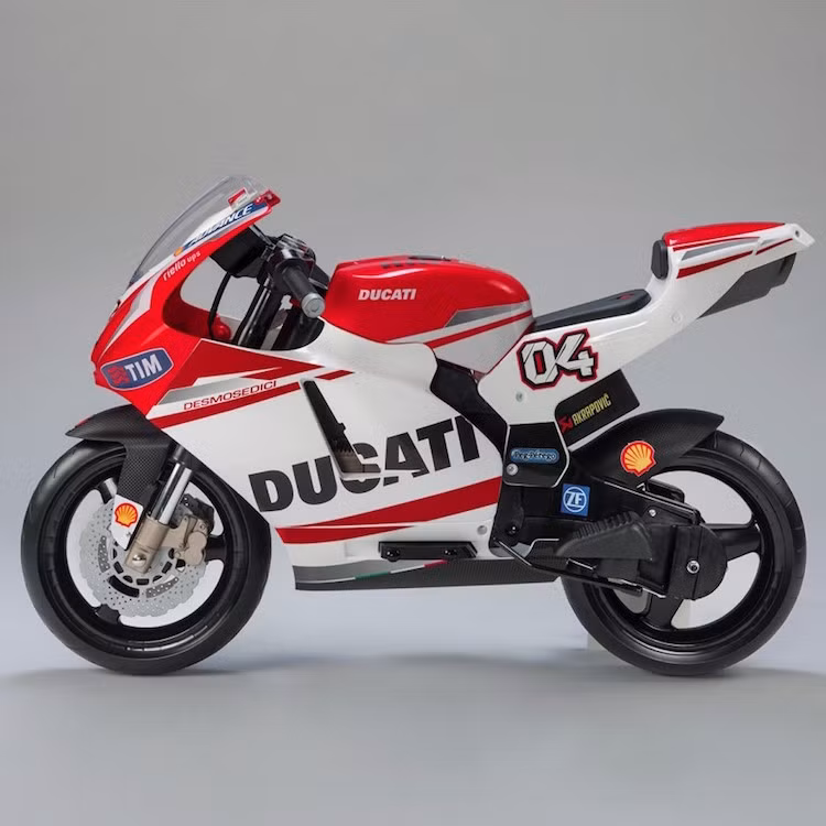 Sở hữu cấu hình y hệt chiếc Hypermotard, nhưng Ducati Desmosedici GP 12V có vẻ ngoài hào nhoáng hơn nhiều với lớp vỏ được thiết kế theo chiếc xe đua Moto GP của Andrea Dovizioso, đi kèm với 2 cấp số.