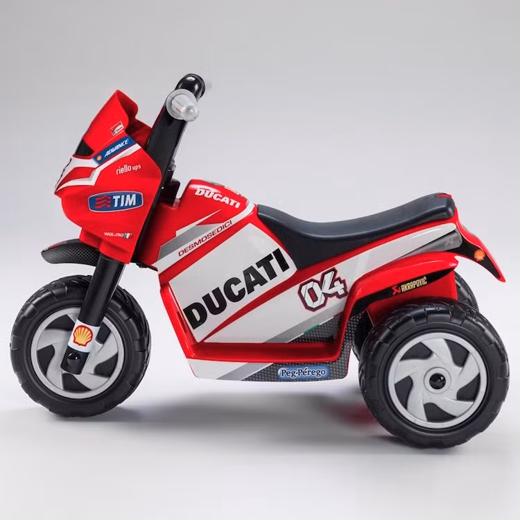 Trong số 4 mẫu xe này, chiếc xe rẻ nhất có 3 bánh và dành cho trẻ từ 1 tuổi. Nó được trang bị 2 mô-tơ có công suất 25W, 1 cấp số, pin 6V và tốc độ tối đa 2,7 km/h. Giá bán của mẫu xe này là 90 USD (tương đương 2 triệu đồng).