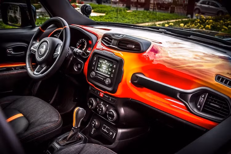 Ở bên trong nội thất của Jeep Renegade Hell's Revenge cũng đã được độ lại theo motip như ngoại thất, với bảng táp-lô sơn lửa và nhiều chi tiết được trang trí bằng các dải da màu cam.