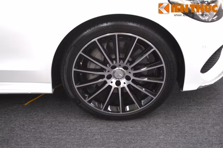 Những chiếc C300 Coupe được trang bị sẵn mâm đúc hợp kim 14 cánh thanh mảnh với hai tông màu bạc phay bóng và đen, tạo điểm nhấn về sự thanh lịch cho chiếc xe. Tùy từng phiên bản, thiết kế của mâm xe có thể thay đổi.