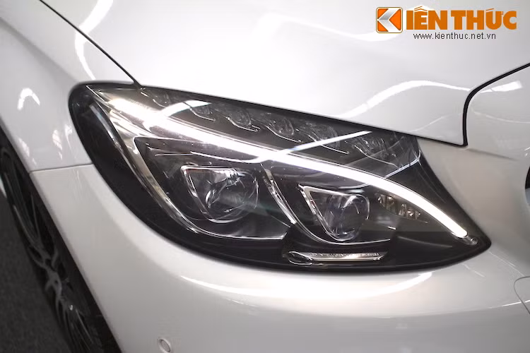 Được thiết kế theo triết lý Sensual Purity như những mẫu Mercedes mới, C300 Coupe có kiểu dáng vừa thanh lịch, vừa mạnh mẽ và thể thao. Cụm đèn pha của xe có dải LED ban ngày cùng 2 bóng projector có thiết kế khá giống S-Class.