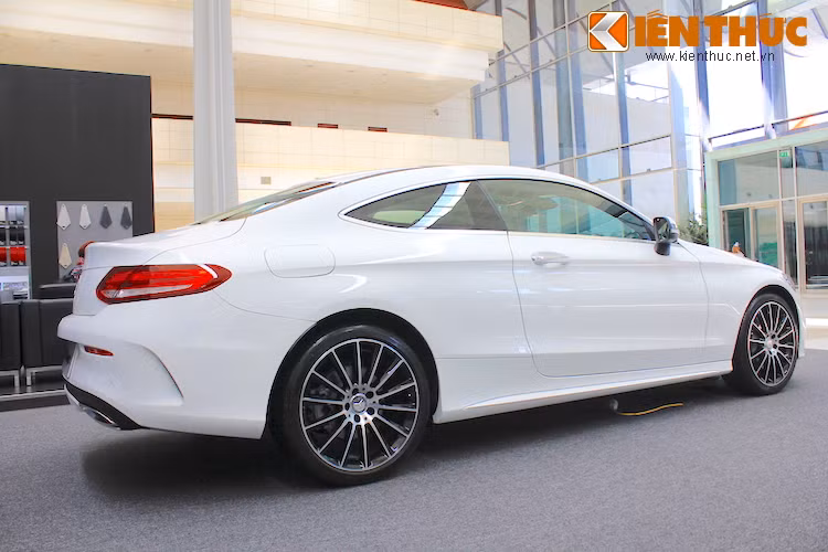 Theo Mercedes-Benz Việt Nam, một chiếc C300 Coupe hiện có giá bán 2,7 tỷ đồng, sau khi đã tính đầy đủ các loại thuế và chi phí khác nhau.