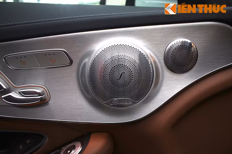 Đúng như mong đợi, C300 Coupe thậm chí còn có một số tuỳ chọn trước đó chỉ từng xuất hiện trên S-Class, bao gồm dàn âm thanh Burmester 13 loa hay hệ thống đèn LED chiếu sáng thông minh. Bên cạnh đó là hàng loạt các trang bị an toàn tiên tiến.