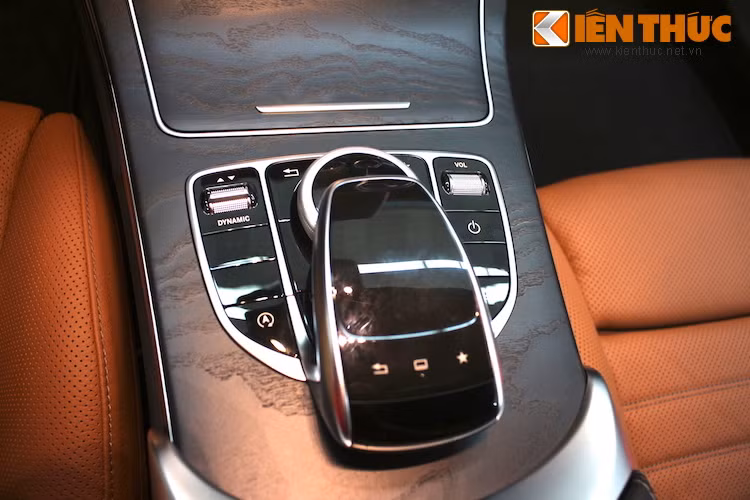 Dù có hệ thống thông tin giải trí COMAND thế hệ mới cùng màn hình có kích thước khá lớn trên bảng táp-lô nhưng thay vì giao diện cảm ứng, hệ thống này được điều khiển bởi cụm trackpad và núm xoay trên bảng điều khiển trung tâm.