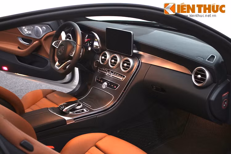 Tuy nhiên là một dòng "xe chơi" và vốn đã thuộc phiên bản tầm cao, C300 coupe có các vật liệu sử dụng trong cabin "sang" hơn với da bọc cao cấp, các chi tiết bằng nhôm phay xước và gỗ ốp vân tự nhiên với bề mặt mờ..