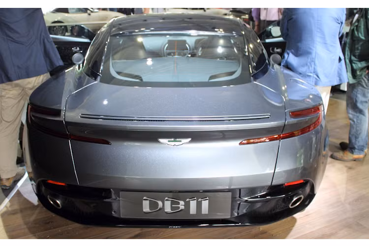 Bên cạnh GT12, Aston Martin còn đem tới trưng bày siêu xe hạng sang thế hệ mới của hãng là DB11, được tạo ra nhằm thay thế cho dòng DB9 đã hơn 10 năm tuổi.