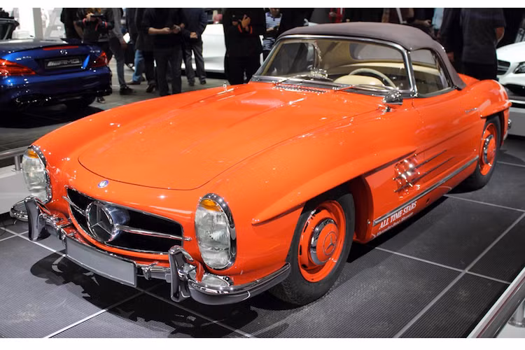 Điểm thu hút nhất của lễ hội Goodwood đó là cuộc đua leo đồi tính thời gian được tổ chức theo format của thời kỳ đầu bộ môn đua xe, khi thứ duy nhất ngăn giữa khán giả và đường đua là những khối rơm nén. Tuy nhiên do ngày đầu tổ chức năm nay đã mưa lớn, cuộc đua này đã bị tạm hoãn để đảm bảo an toàn.