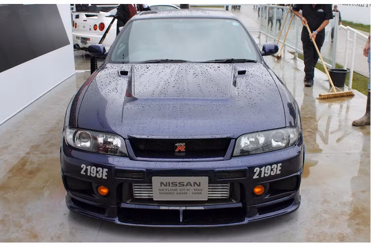 Tuy nhiên, những "fan" của dòng xe thể thao GT-R đều bị thu hút bởi chiếc Skyline GT-R Nismo 400R này. Thuộc thế hệ Skyline GT-R R33, Nismo 400R được mệnh danh là một trong những chiếc GT-R hiếm nhất Thế giới khi chỉ có 44 chiếc từng được sản xuất.