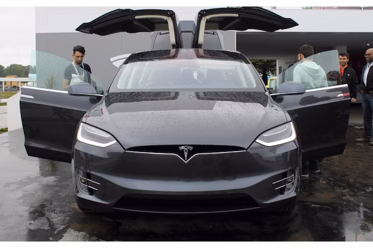 Chiếc SUV chạy điện Tesla Model X thu hút được một lượng lớn người quan tâm bởi thiết kế cửa sau mở dạng cánh chim độc đáo của mình.