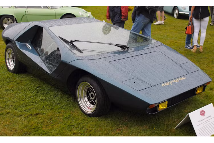 Đỗ ngay gần chiếc A110 nguyên bản là một chiếc A110 Meyrignac "hàng thửa" chỉ có một chiếc trên Thế giới. Vào thập niên 1960, một cậu thiếu niên người Paris có tên Denis Meyrignac đã thiết kế ra chiếc xe và gây ấn tượng với nhà sáng lập Alpine là Jean Redele, dẫn tới sự ra đời của mẫu xe độc bản này.