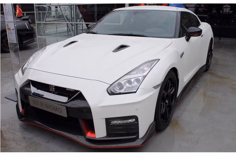 Chỉ 3 tháng sau khi nâng cấp lần cuối toàn bộ dòng siêu xe GT-R lên phiên bản 2017, Nissan đã "trình làng" phiên bản GT-R Nismo mạnh nhất. Mẫu xe này cũng xuất hiện tại khu trưng bày của Nissan tại Goodwood Festival of Speed.
