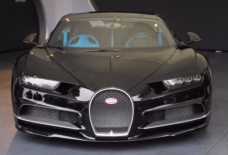 Cũng tới từ Pháp như Alpine, nhưng ngày nay Bugatti đã trở thành một thương hiệu cực "cao giá" nhờ sự đầu tư của tập đoàn Volkswagen. Tại một lễ hội có chủ đề Tốc độ, Bugatti không thể không đem theo chiếc Chiron - "Tân vương tốc độ" mới nhất tới trưng bày.