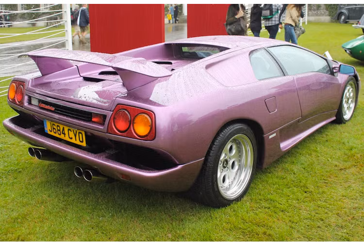 Sau khi Countach ngừng sản xuất, dòng Diablo đã tiếp nối ngôi vị của nó để trở thành mẫu xe hàng đầu của Lamborghini. Sau khi Lamborghini về tay Audi, Murcielago đã thay thế cho Diablo và hiện nay, thế hệ siêu xe hàng đầu của hãng đang là Aventador.