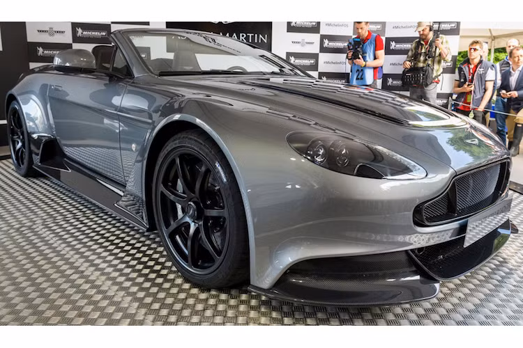 Hãng xe sang Aston Martin đã góp mặt tại lễ hội bằng việc ra mắt chính thức mẫu xe mui trần nhanh và mạnh nhất trong lịch sử GT12 Roadster. Đây là một mẫu xe được bộ phận Q của hãng "thửa riêng" cho một khách hàng giấu tên.