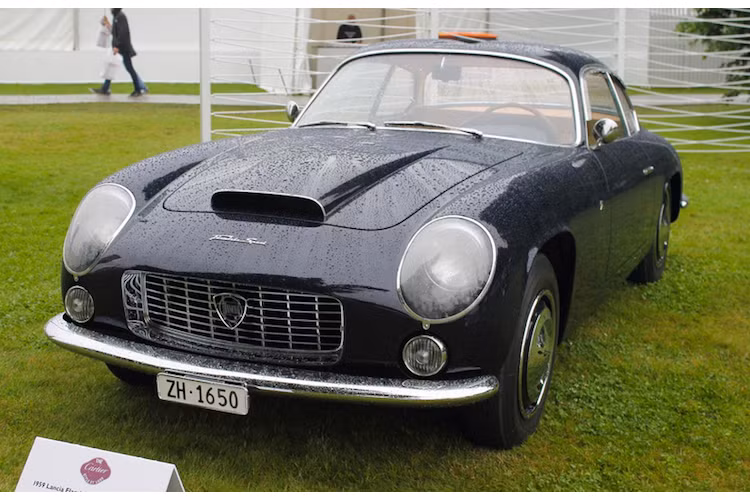 Mặc dù cuộc đua bị hoãn, nhưng gần trăm ngàn lượt khách tới tham dự Goodwood năm nay vẫn có thể "giết thời gian" bằng cách dạo quanh lễ hội và ngắm nhìn bộ sưu tập xe phong phú, do những nhà sưu tập và các hãng siêu xe trưng bày trong khuôn viên biệt thự Goodwood House của Công tước vùng Richmond.