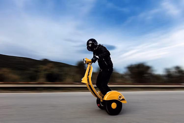 2 động cơ cũng giúp chiếc xe có thể đạt được tốc độ tối đa 20 km/h và leo dốc 20 độ. Với trọng lượng nhỏ gọn, Zero-Scooter tỏ ra là một phương tiện di chuyển tiện lợi và đầy cá tính trên các quãng đường ngắn hoặc trong thành phố.