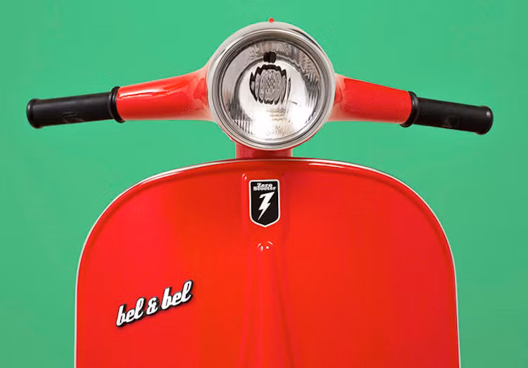 Chiếc NineBot bình thường vốn chỉ là một tay lái đặt trên sàn phẳng được dẫn động bởi 2 bánh có gắn động cơ điện, tuy nhiên với gói kit Zero-Scooter của Bel &amp; Bel, nó đã có phần đầu và yếm trước như những chiếc Vespa cổ.