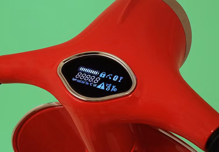 Bảng đồng hồ của chiếc xe là một màn hình điện tử hiển thị đa thông tin, nhưng được đặt trong một khung hình vỏ sò như những chiếc Vespa cổ. Khách hàng cũng có thể đồng bộ điện thoại thông minh chạy Android hoặc iOS với chiếc xe thông qua kết nối Bluetooth và ứng dụng riêng biệt.