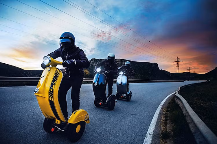Những chiếc xe Piaggio Vespa ngày nay đã trở thành một trong những nét đặc trưng của nước Ý, đặc biệt là những chiếc Vespa cổ đã được sản xuất từ năm 1946. Hãng Bel &amp; Bel ở Ý cũng không cố che giấu sự thật rằng những chiếc xe cân bằng Zero Scooter được lấy cảm hứng từ Vespa.