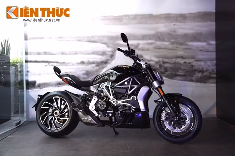 Dòng cruiser thuần chủng đầu tiên của Ducati là XDiavel hứa hẹn cũng sẽ được người hâm mộ quan tâm tại triển lãm với phong cách đặc trưng giao thoa giữa một quý ông và một tay chơi sành sỏi. Đây cũng là dòng xe đầu tiên của Ducati được trang bị truyền động bằng dây cua-roa nhằm mang đến sự êm ái tối đa dưới sức mạnh của khối động cơ Ducati Testastretta DVT 1262cc.