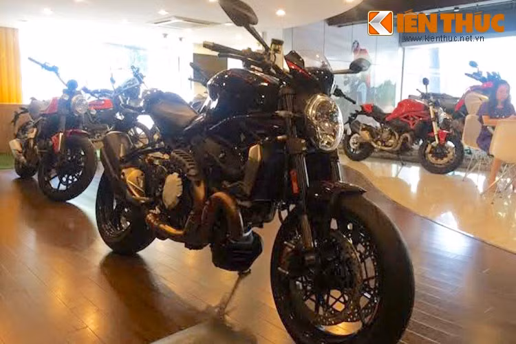 Được nhiều người coi là Ducati 1199 Panigale bản naked, Monster 1200R là phiên bản Naked Bike mạnh nhất từ trước đến nay của Ducati, được trang bị khối động cơ Testastretta 11° 2 xy lanh L-Twin dung tích 1198,4 cc phiên bản “R” cho công suất tối đa đạt 160 mã lực.