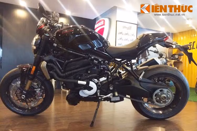 Monster 1200R được thiết kế dành cho những tay lái đam mê tốc độ nhưng vẫn thích vẻ đẹp thuần khiết, thoải mái khi di chuyển của dòng Naked. Xe gồm 2 phiên bản màu đỏ vành đen và màu đen bóng vành đen. Tại Việt Nam, một chiếc Monster 1200R hiện tại có giá khoảng 900 triệu đồng.