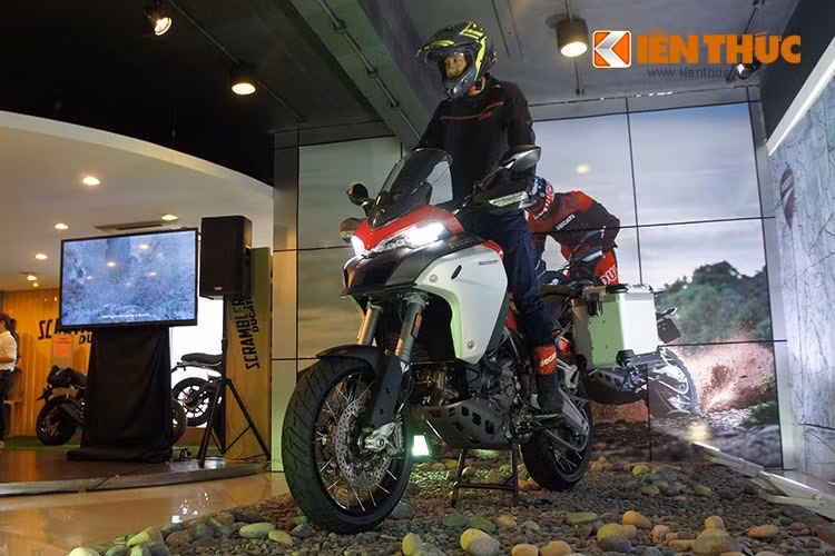 Ngoài ra, phiên bản Enduro còn được trang bị thêm công nghệ Vehicle Hold Control (VHC) – hỗ trợ khởi hành ngang dốc, Electronic Cruise Control, Ducati Multimedia System (DMS), kết nối với phần mềm Multistrada Link App để ghi nhận lại các chỉ số hành trình và hệ thống treo bán tự động Ducati Skyhook Suspension (DSS) Evolution với độ dài hành trình nhún 200mm..