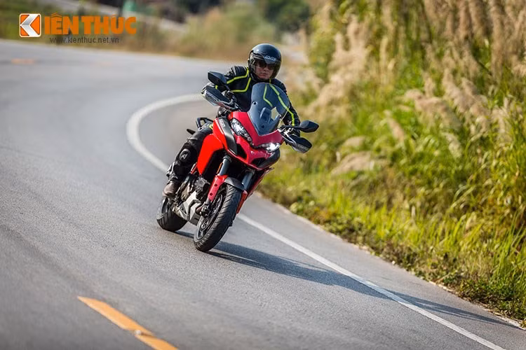 Bên cạnh Multistrada Enduro, phiên bản Multistrada thường cũng sẽ xuất hiện tại khu trưng bày của Ducati. Không chỉ sở hữu thiết kế đa dụng với những ưu điểm của 4 kiểu xe, Multistrada còn là chiếc xe môtô đầu tiên sở hữu động cơ DVT được trang bị hệ thống van biến thiên theo thời gian được kiểm soát độc lập trên van nạp và van xả.