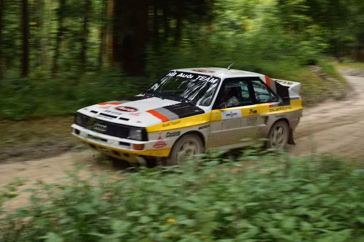 Lễ hội tốc độ Goodwood thường niên không chỉ nổi tiếng bởi cuộc đua leo đồi hội tụ nhiều chiếc xe "triệu đô", các khu trưng bày hoành tráng tới nhiều hãng siêu xe tên tuổi mà còn bởi một cuộc đua đường đất ngắn trong rừng, nơi hội tụ những chiếc siêu xe đua rally huyền thoại.