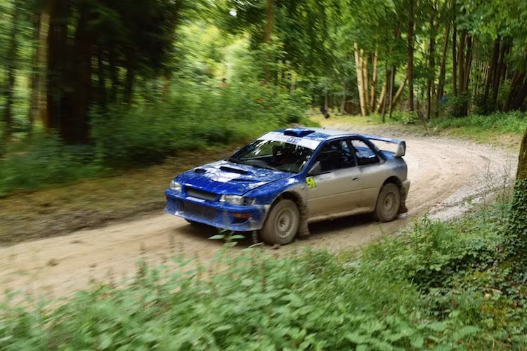 Ngoài Audi, Subaru cũng là một trong những số ít các hãng xe tham gia vào cuộc đua rally ở Goodwood với chiếc Impreza WRX STI 22B huyền thoại.