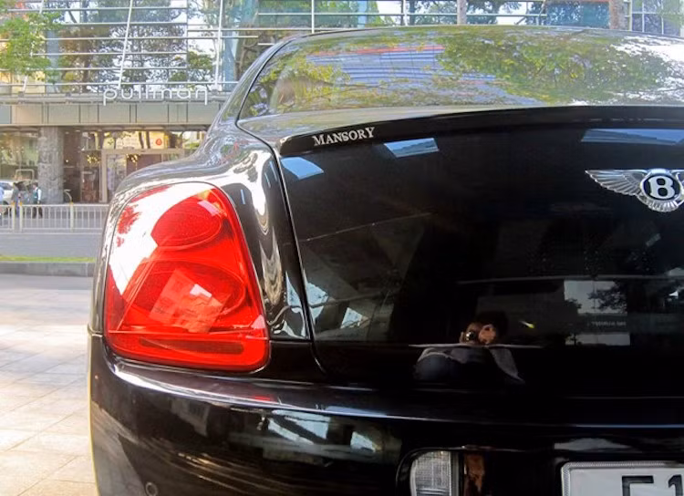 Cùng với hệ thống dẫn động 4 bánh, Flying Spur có khả năng tăng tốc từ 0-100 km/h trong 5 giây và tốc độ tối đa 320 km/h. Tại Việt Nam hiện nay, một chiếc siêu xe sang Bentley Flying Spur đời cũ vẫn có giá lên tới hàng tỷ đồng.