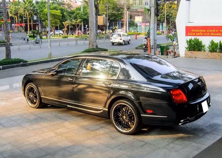 Trên nắp khoang hành lý phía sau, Mansory cũng đã lắp cho Flying Spur một cánh đuôi nhỏ dạng nẹp từ sợi carbon, khiến xe ổn định hơn ở tốc độ cao.