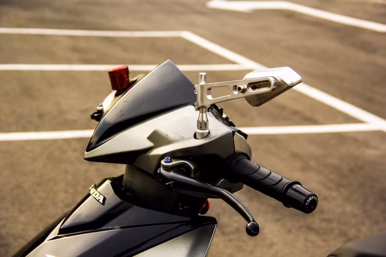 Phần đầu nguyên bản của Air Blade Thái khá góc cạnh đã được chế mủ vuốt nhọn về phía trước đầy thể thao và khá giống một mẫu xe tay ga cao cấp của Honda là Dylan. Một số món đồ chơi khác bao gồm cùm phanh Brembo, gù Japan Speed, bình dầu Rizoma và kính chiếu hậu Rizoma 851 bằng nhôm CNC.