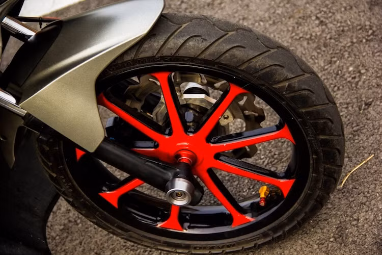 Điểm nhấn đầu tiên nằm ở cặp mâm Power 10 cánh sơn đen - đỏ được trang bị cho chiếc xe thay cho mâm 5 cánh nguyên bản, tạo ấn tượng đặc biệt trên chiếc Air Blade này.