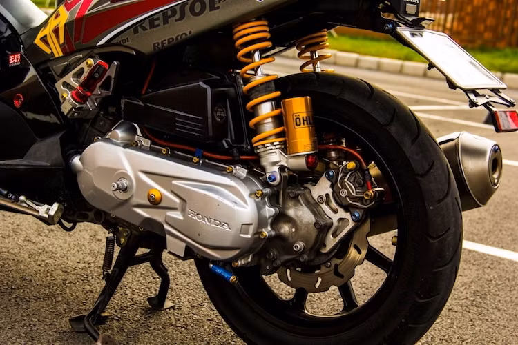 Ở phía sau, chiếc xe cũng có dàn ốc Proti, đĩa Galfer, heo Brembo 2 pis đối xứng với pát CNC. Ngoài ra, cặp phuộc nguyên bản của Air Blade cũng đã được thay bằng phuộc Ohlins "hàng hiệu".