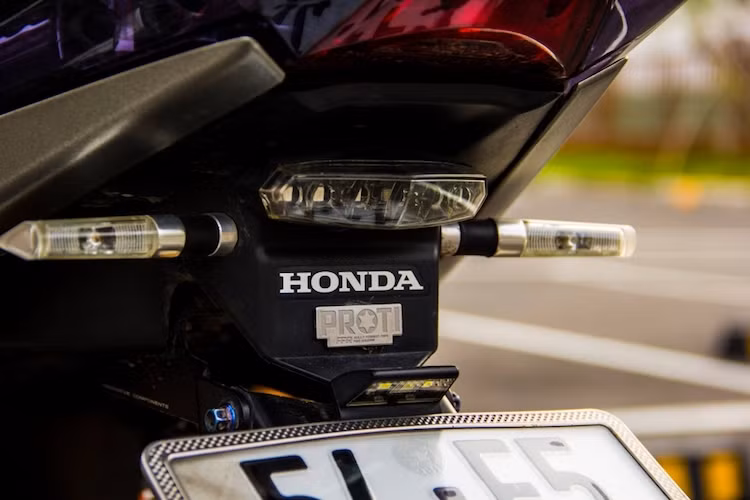 Ở phía sau, dè nguyên bản của Air Blade đã bị chủ xe tháo bỏ, thay vào đó là pát biển số rút gọn gắn kèm với đèn xi-nhan Rizoma Graffio và đèn soi biển số cũng của Rizoma.