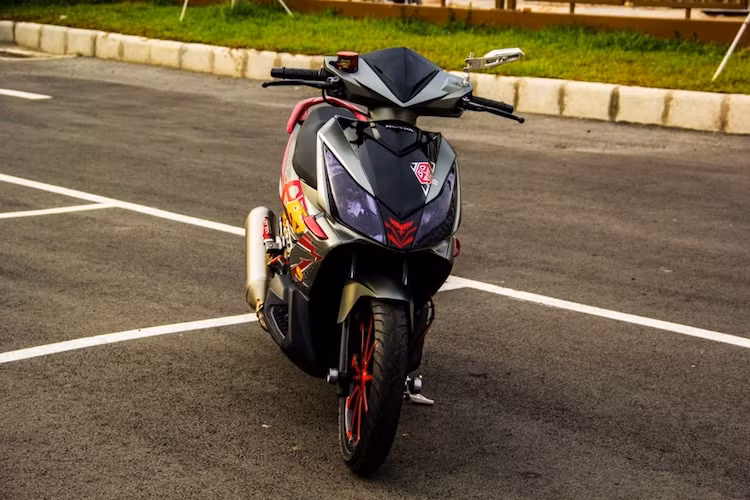 Cùng được sản xuất một thời gian với chiếc Air Blade tại thị trường Việt Nam tuy nhiên so với phiên bản Air Blade được sản xuất trong nước, Honda Air Blade Thái Lan thế hệ đầu tiên với đèn pha kép được dân chơi ưa chuộng hơn.